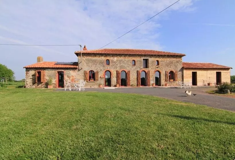 ベッドアンドブレックファースト Chambres D Hôtes Le Chateau Rouge
