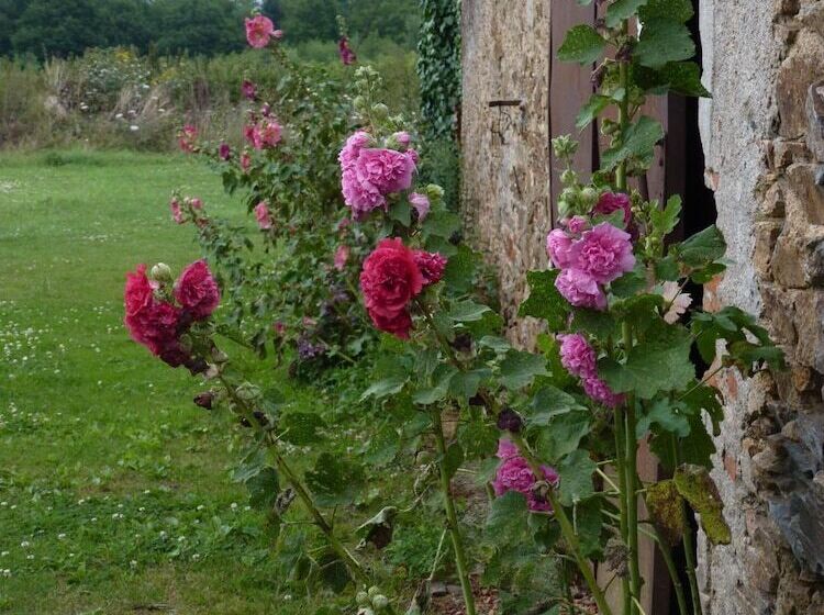 مبيت وإفطار Chambres D Hôtes Le Chateau Rouge