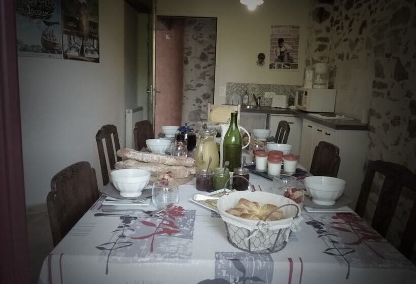 مبيت وإفطار Chambres D Hôtes Le Chateau Rouge