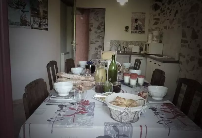 ベッドアンドブレックファースト Chambres D Hôtes Le Chateau Rouge