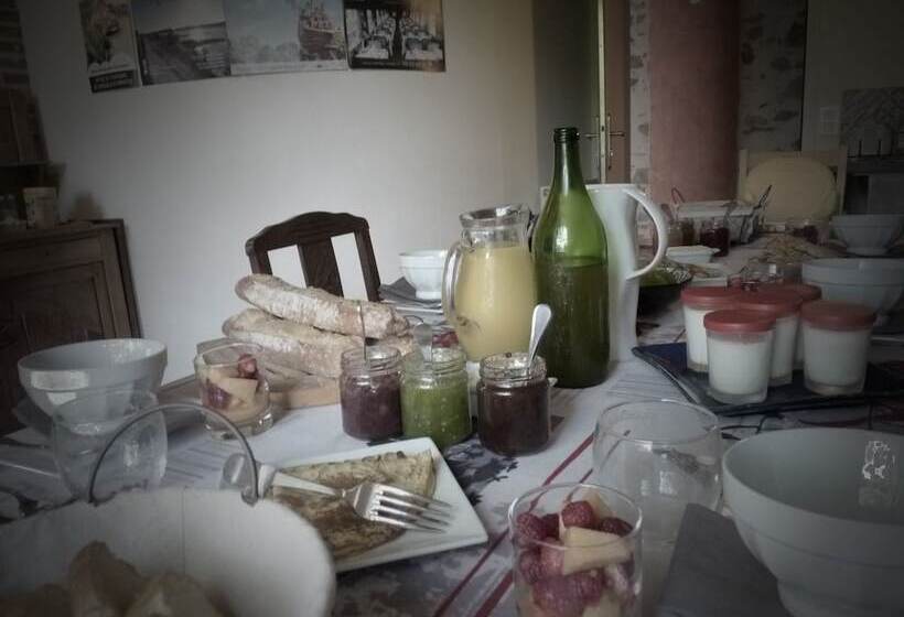 مبيت وإفطار Chambres D Hôtes Le Chateau Rouge