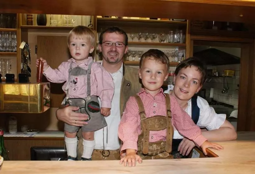 Majatalo Gasthof Zur Kirche