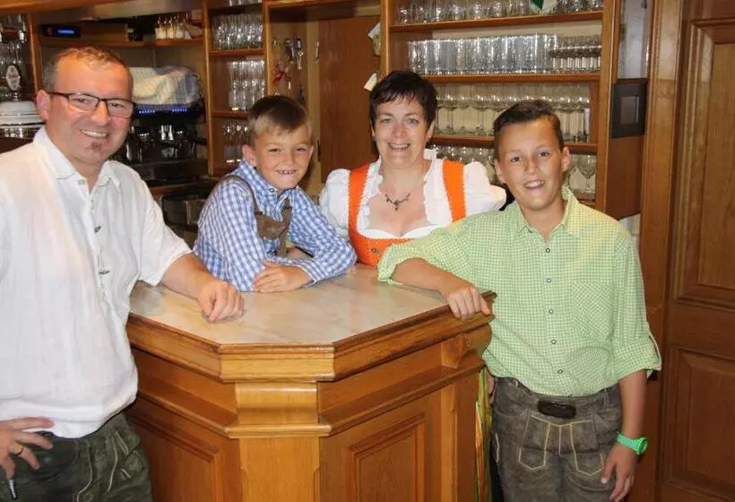 Majatalo Gasthof Zur Kirche