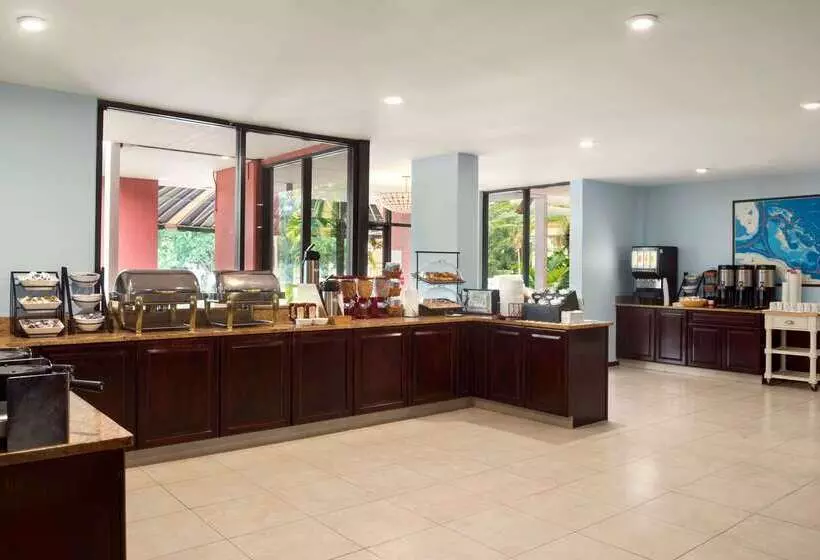 هتل Collins  Naples