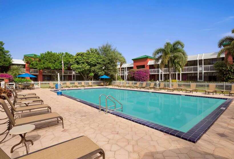 בית מלון כפרי Collins  Naples