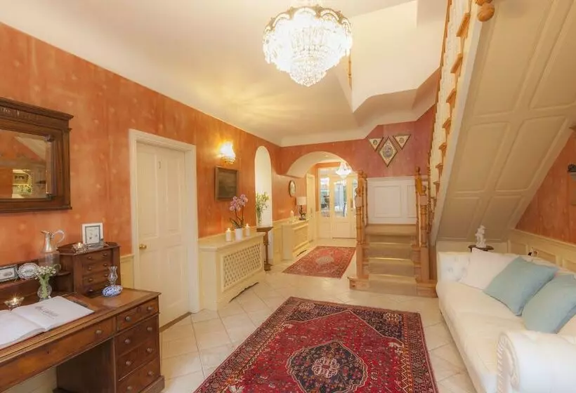 هتل Fuchsia House