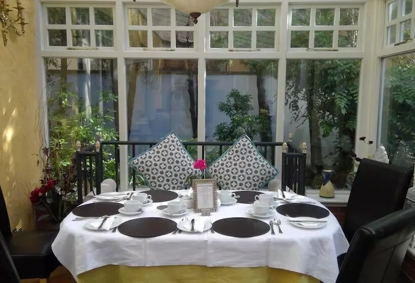 هتل Fuchsia House