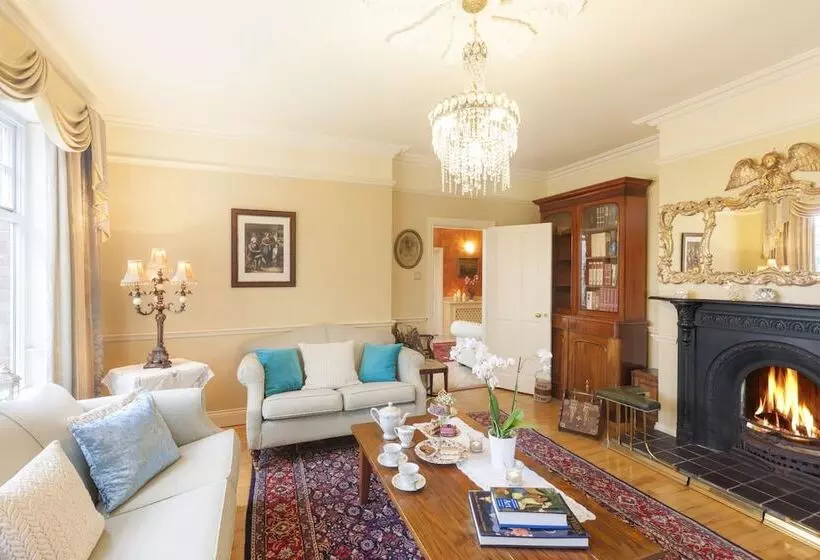 هتل Fuchsia House