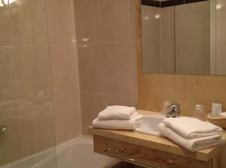 هتل Hôtel Les Maréchaux