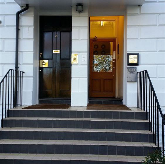 Отель Merith House