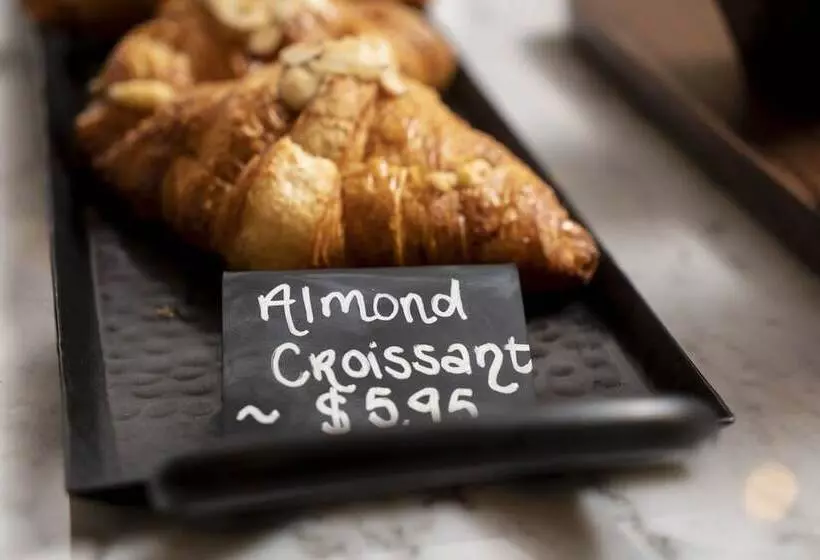 هتل Saint Clair   Magnificent Mile