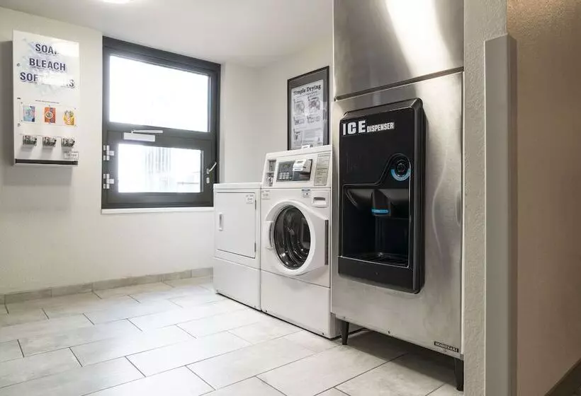 هتل Saint Clair   Magnificent Mile