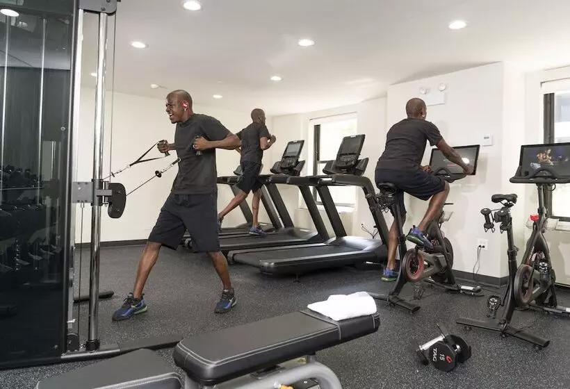 هتل Saint Clair   Magnificent Mile