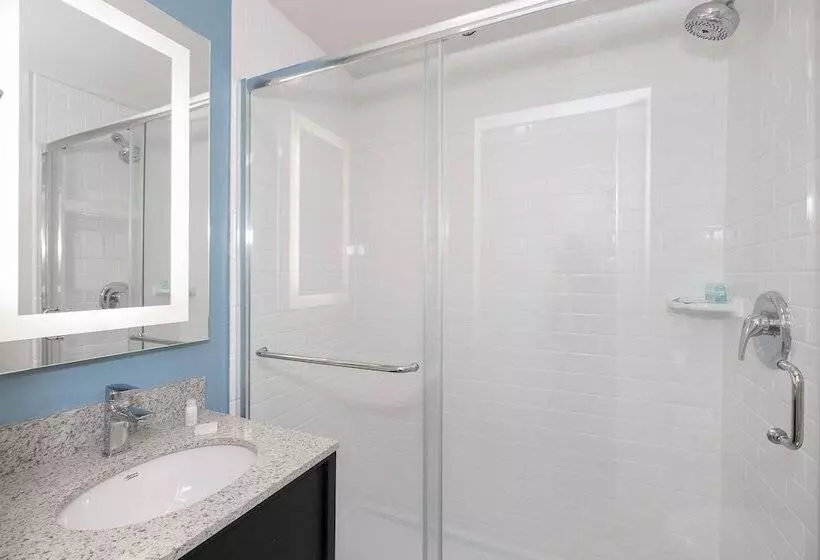 هتل Saint Clair   Magnificent Mile