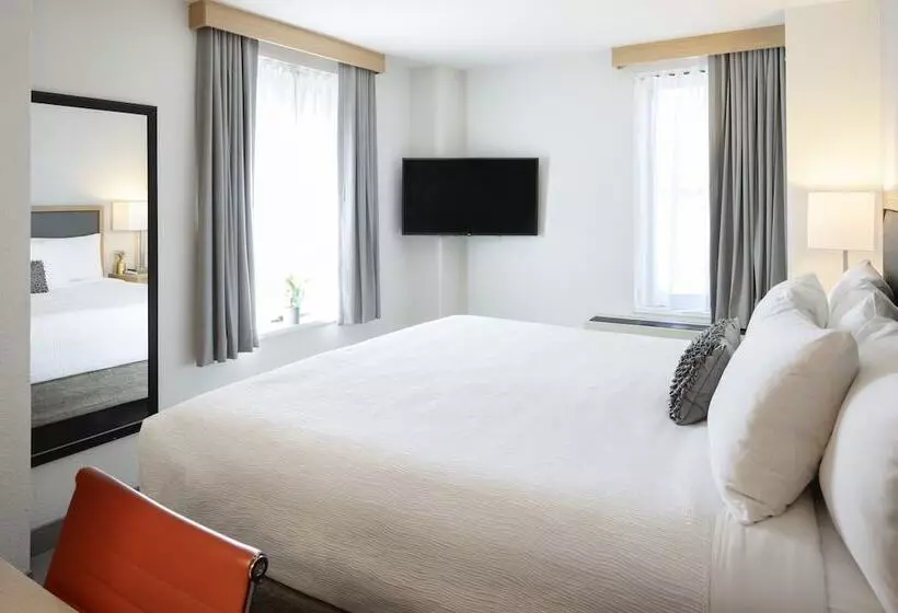 هتل Saint Clair   Magnificent Mile