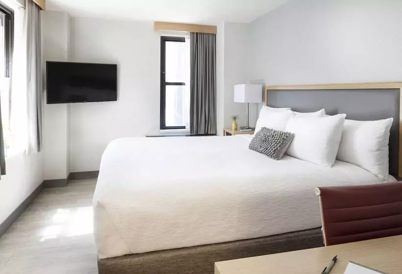 هتل Saint Clair   Magnificent Mile