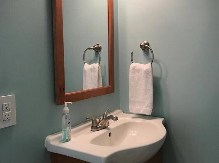 הוסטל Beachcomber Inn