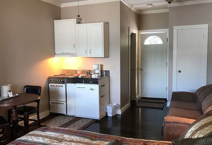 הוסטל Beachcomber Inn