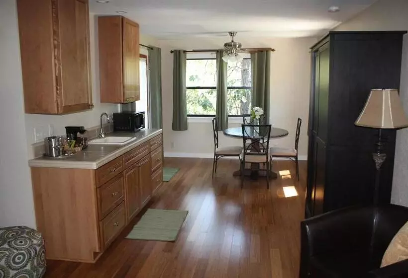 Aamiaismajoitus (B&B) The Inn At Shasta Lake