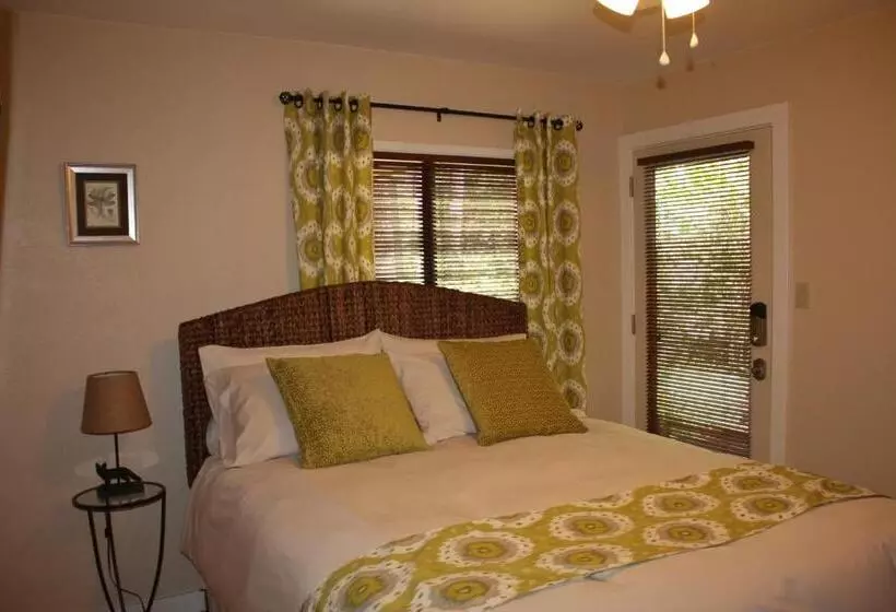 Aamiaismajoitus (B&B) The Inn At Shasta Lake