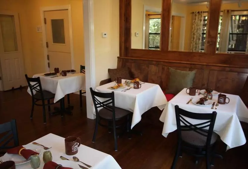 Aamiaismajoitus (B&B) The Inn At Shasta Lake