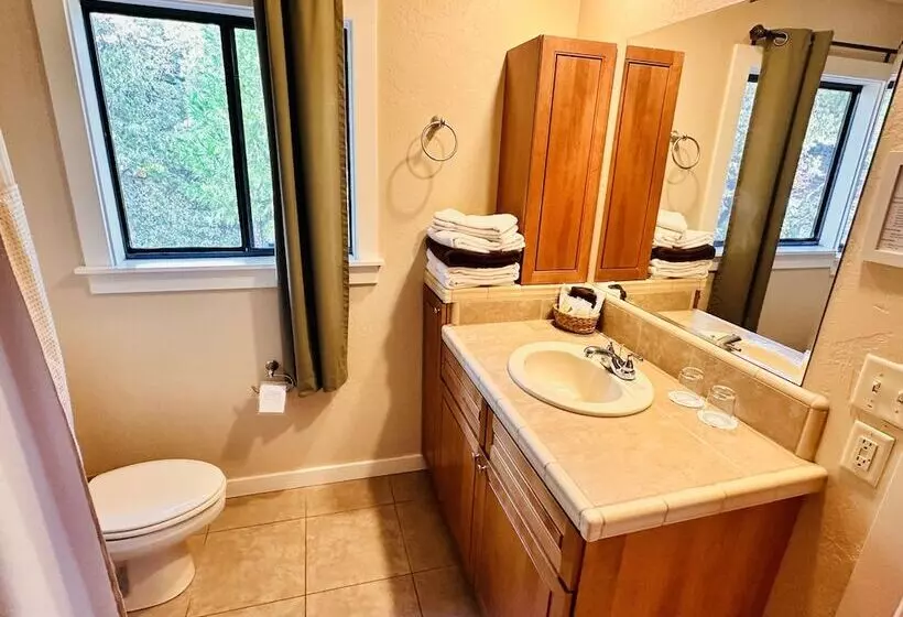 Aamiaismajoitus (B&B) The Inn At Shasta Lake