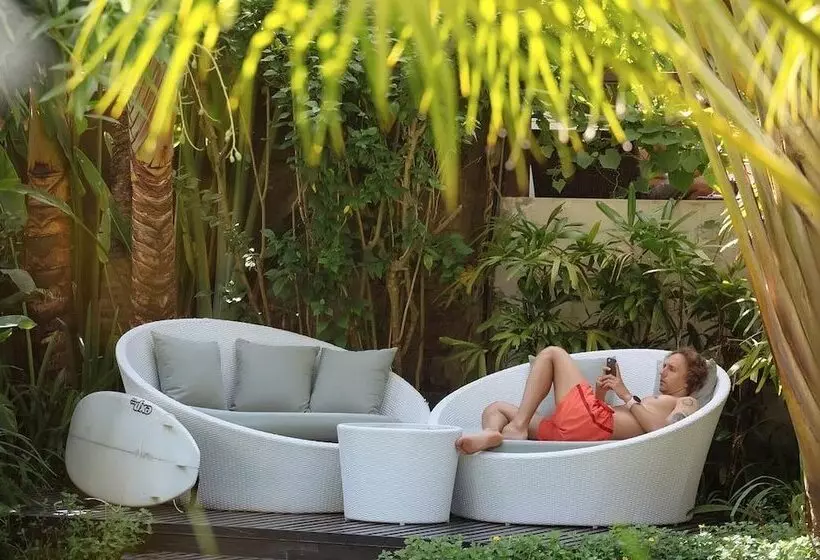 Retkeilymaja Wave House   Surf Camp