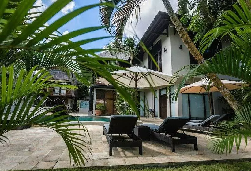 Retkeilymaja Wave House   Surf Camp