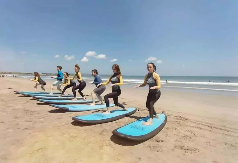 Retkeilymaja Wave House   Surf Camp