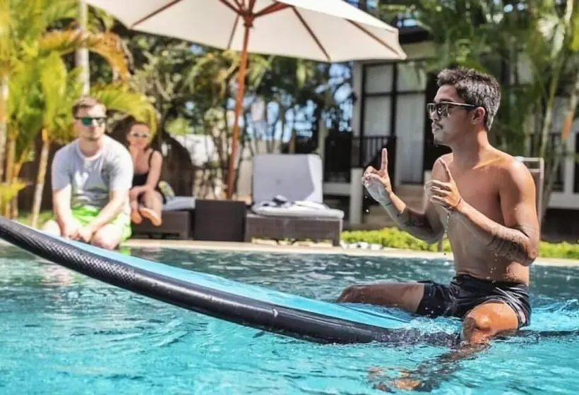 Retkeilymaja Wave House   Surf Camp