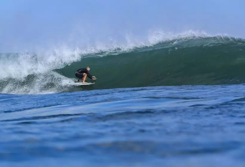 Retkeilymaja Wave House   Surf Camp