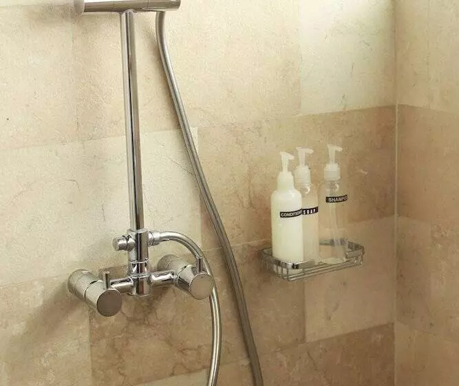 Retkeilymaja Wave House   Surf Camp