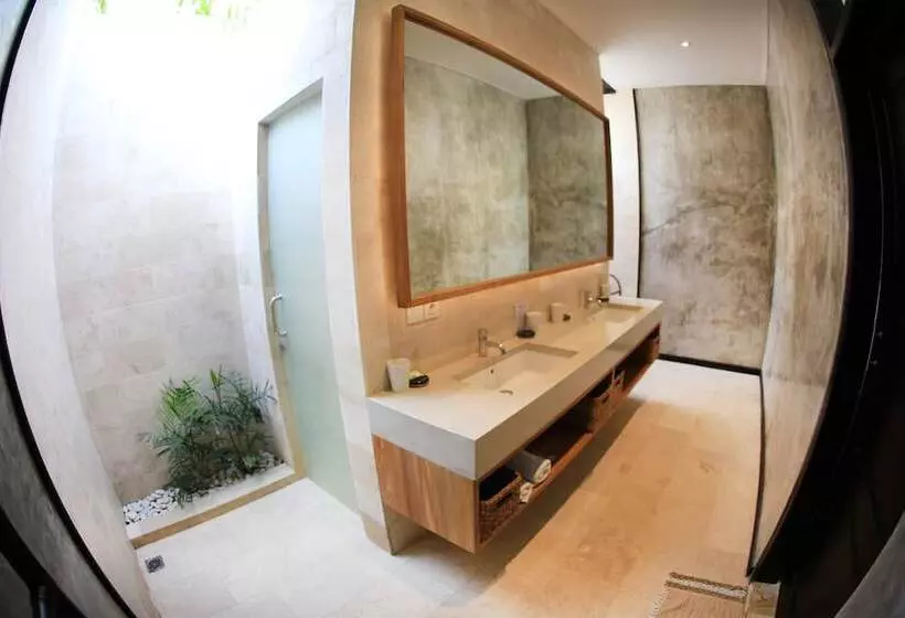 Retkeilymaja Wave House   Surf Camp