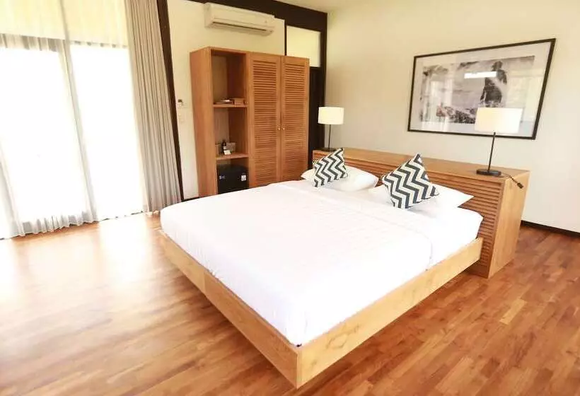 Retkeilymaja Wave House   Surf Camp