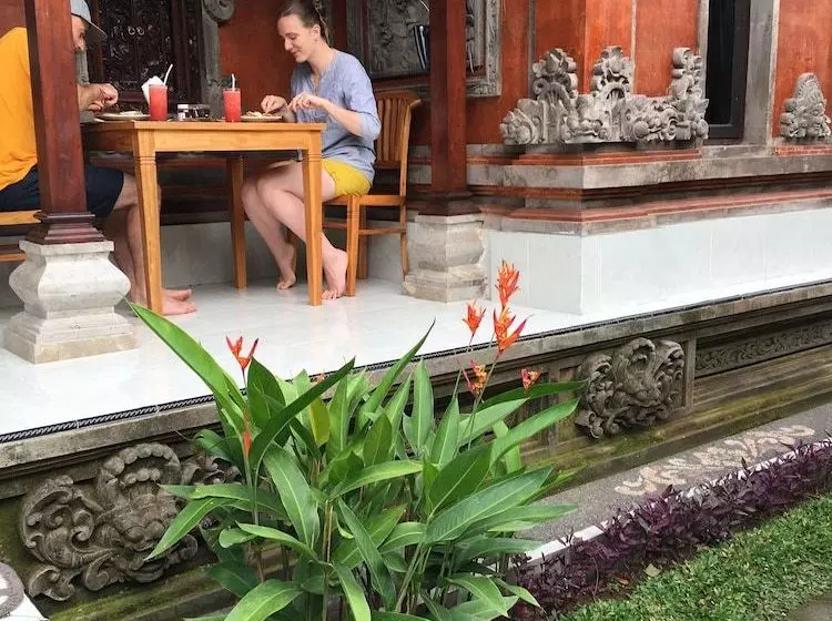 تختخواب و صبحانه Local Family House