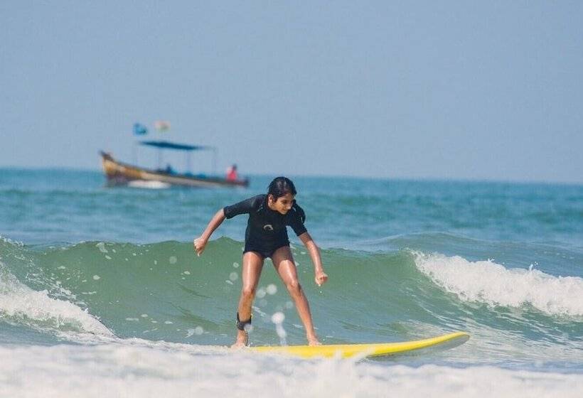 فندق Vaayu Watermans Village