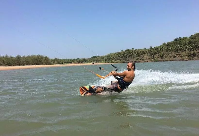 Hotelli Vaayu Watermans Village