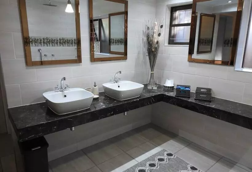 Aamiaismajoitus (B&B) Dungbeetle River Lodge