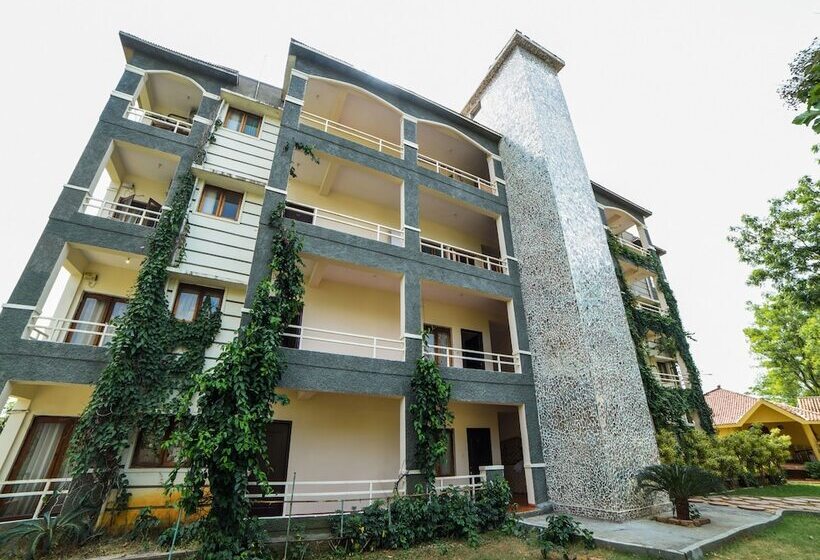 בית מלון כפרי Country Club International Medchal By Oyo Rooms