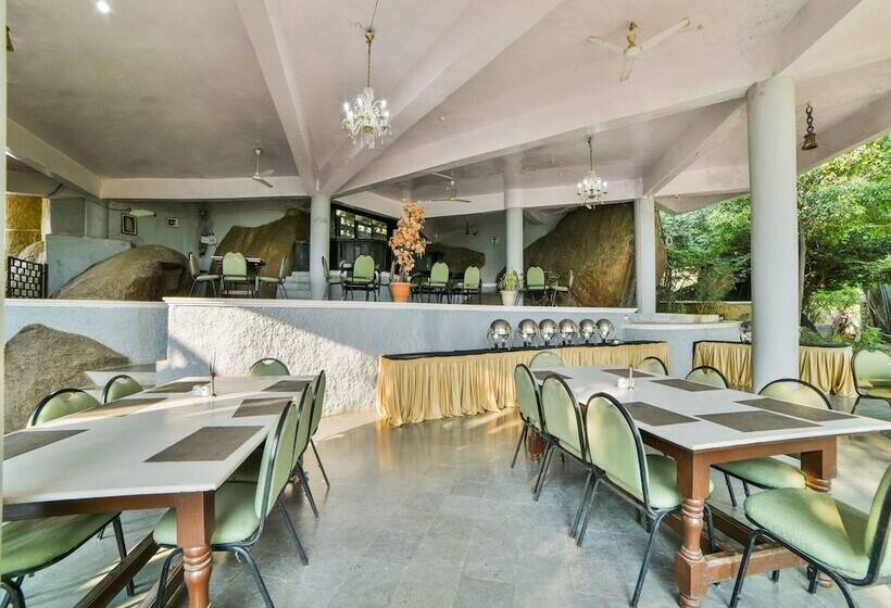 בית מלון כפרי Country Club International Medchal By Oyo Rooms