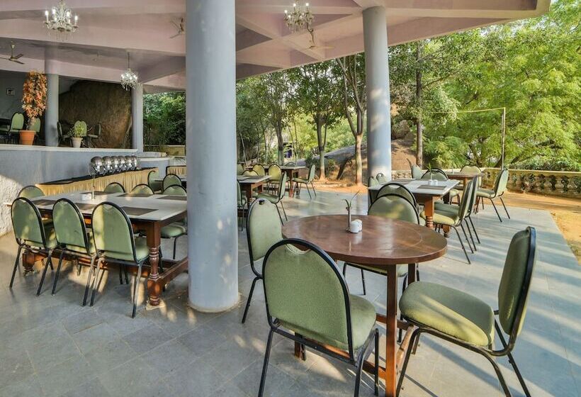 בית מלון כפרי Country Club International Medchal By Oyo Rooms