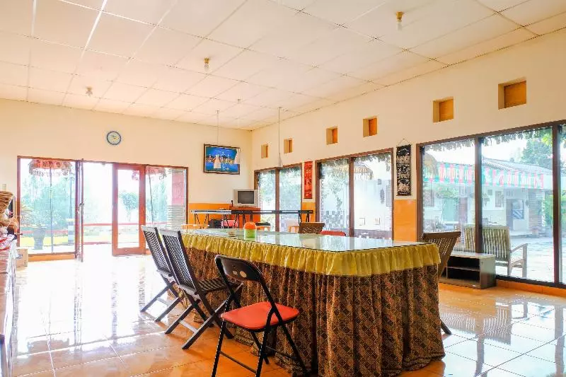 Hotelli Reddoorz Near Stab Syailendra Kopeng