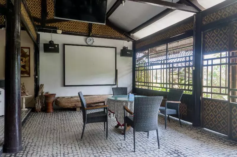 Srikandi Hotel By Oyo Rooms