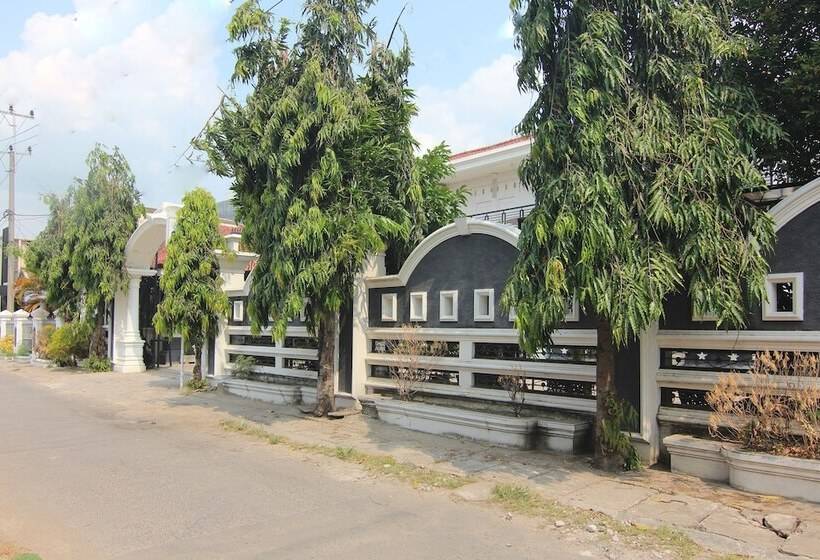 فندق صغير Garuda By Oyo Rooms