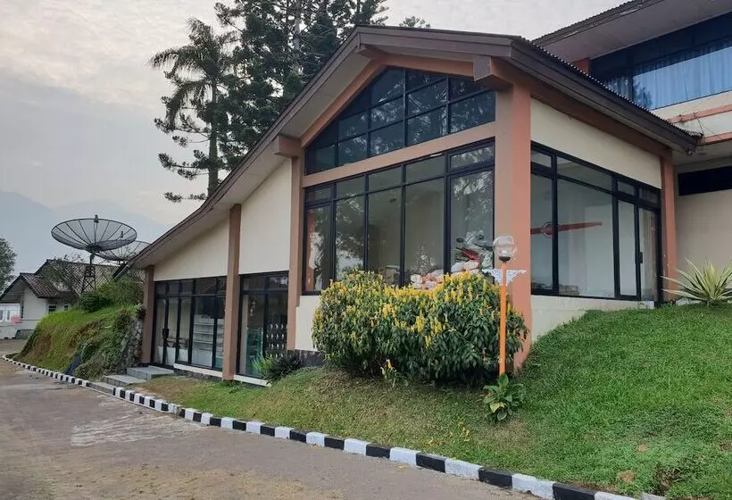 Aamiaismajoitus (B&B) Cisarua Indah Cottage