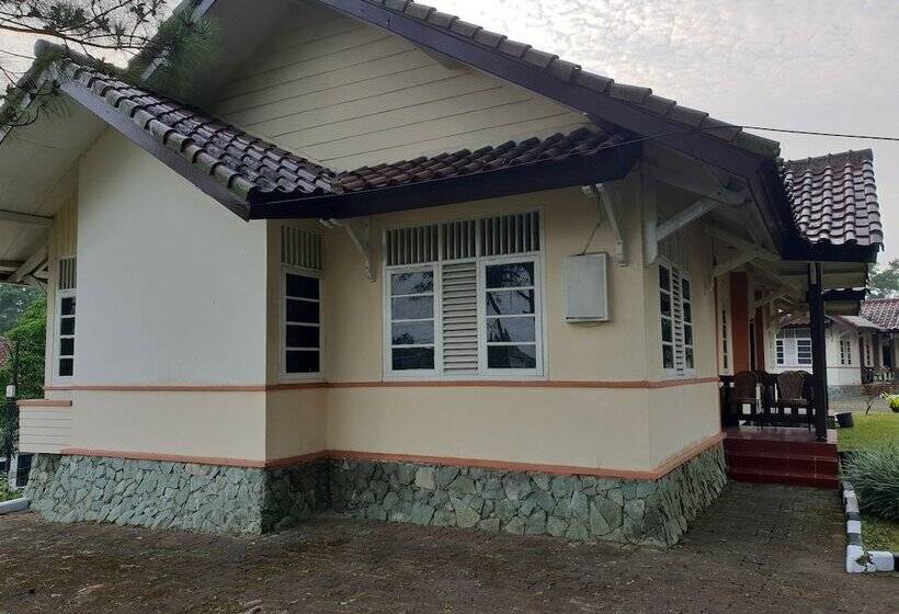 Bed and Breakfast Cisarua Indah Cottage