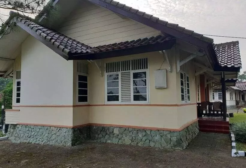 Aamiaismajoitus (B&B) Cisarua Indah Cottage