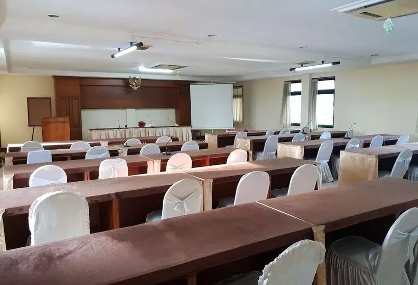 Aamiaismajoitus (B&B) Cisarua Indah Cottage