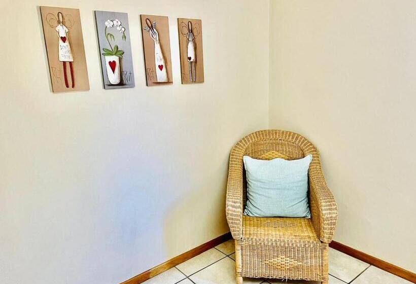 فندق Travalia Guest Farm