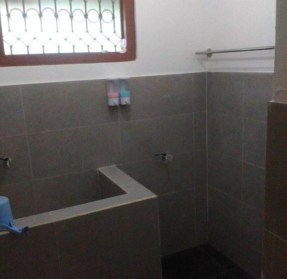 Panzió Reddoorz @ Letjend S. Parman Pacitan